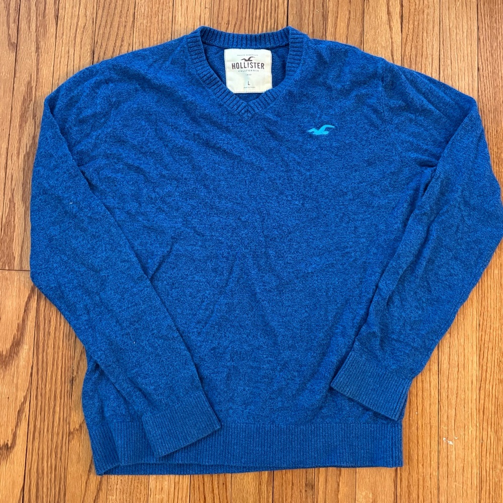 Hollister Men's V-Neck Blue Sweater